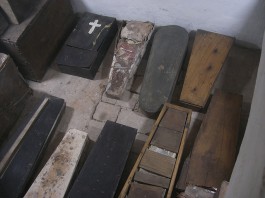 Children's coffins, note most have anthropoid shape, via Flickr user Quinet